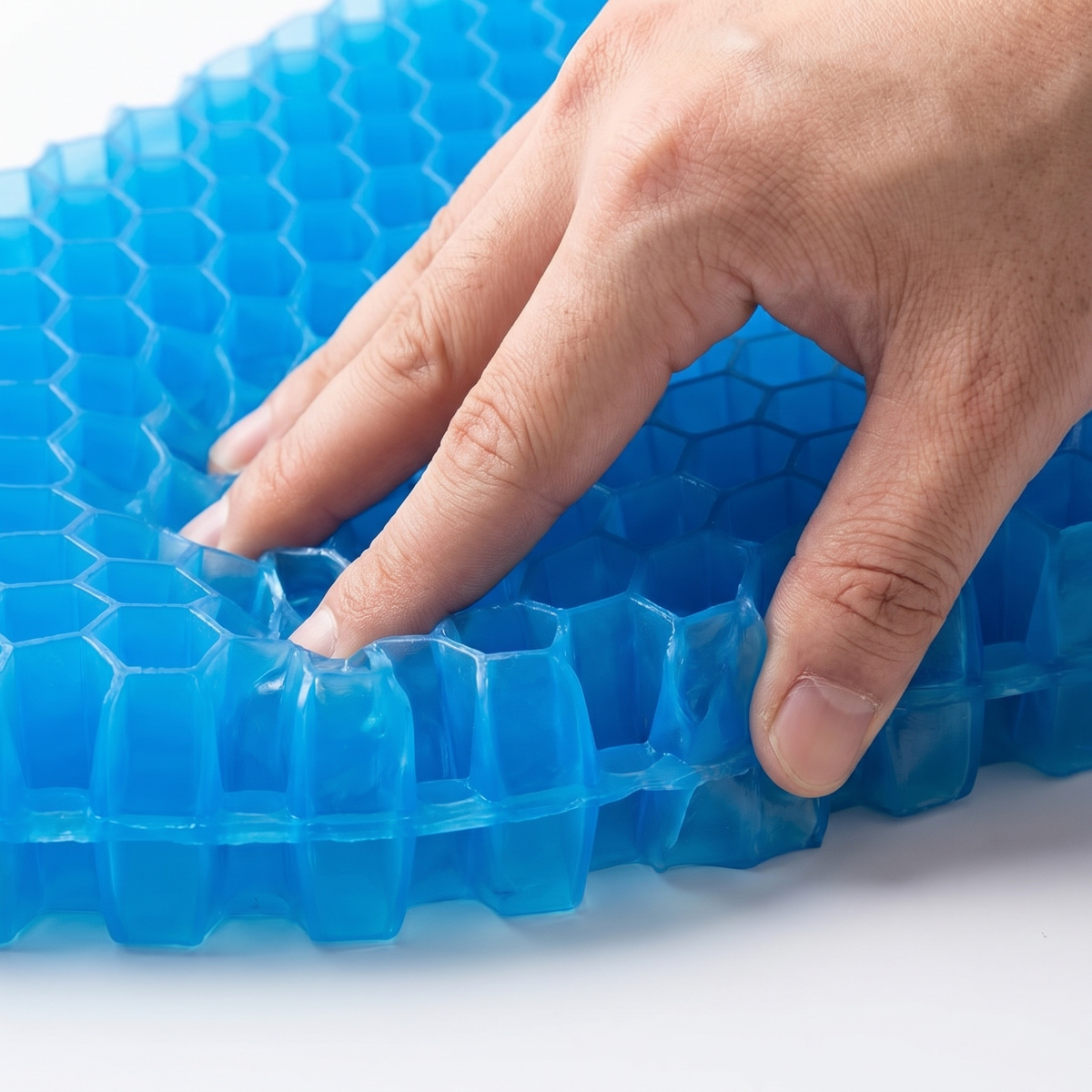 Main pressant le gel alvéolaire — démonstration de la redistribution de pression