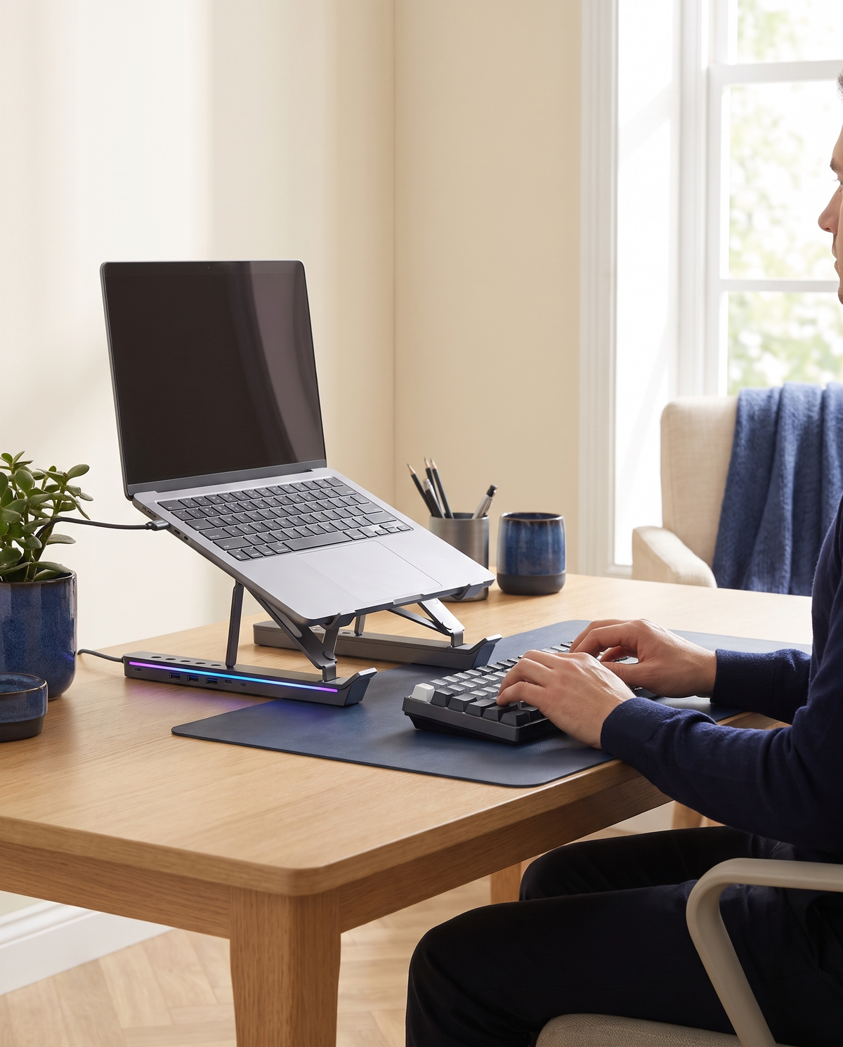 Personne travaillant avec une bonne posture grâce au support PC portable
