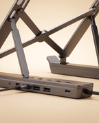 Gros plan des ports USB et de la charnière du support PC portable