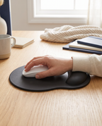 Main utilisant la souris, poignet posé sur le repose-poignet en gel