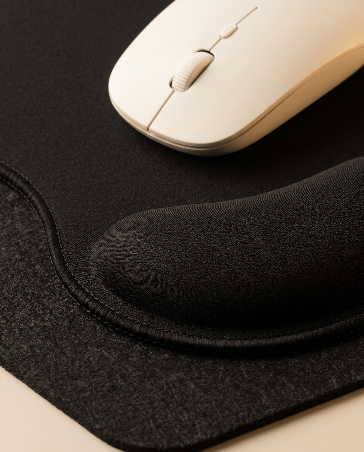 Gros plan du repose-poignet en gel et de la surface textile