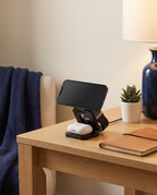 Station de charge 3-en-1 sur un bureau en chêne le soir