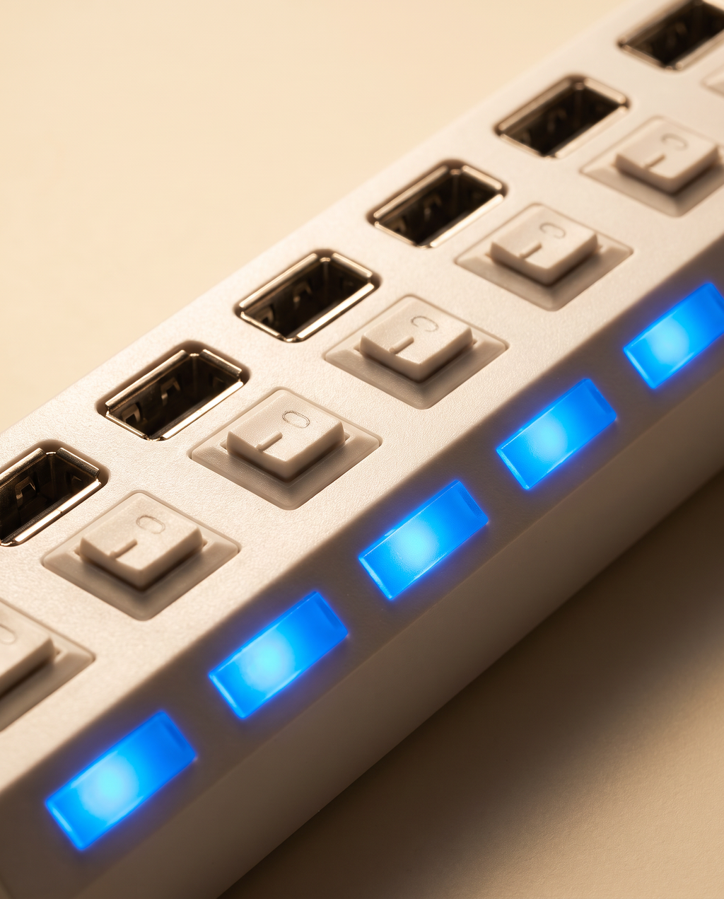 Gros plan des interrupteurs individuels et voyants LED du hub USB