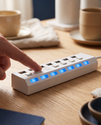 Doigt appuyant sur un interrupteur du hub USB pour couper un appareil