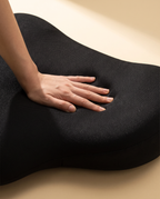 Main pressant la mousse à mémoire de forme du coussin lombaire