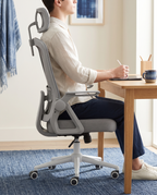 Personne assise avec une bonne posture sur la chaise ergonomique