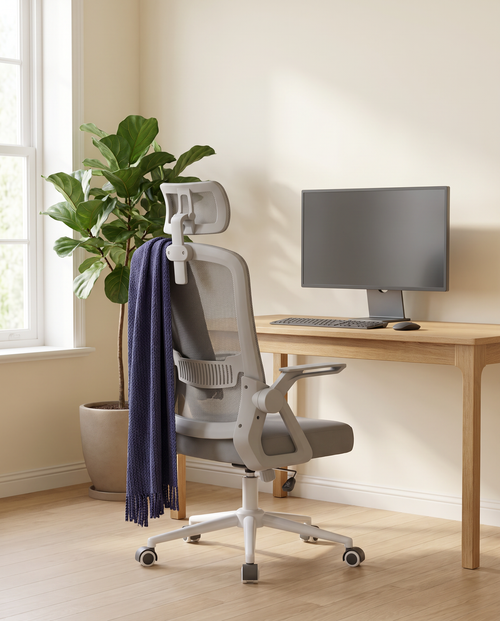 Chaise ergonomique en maille dans un bureau télétravail lumineux