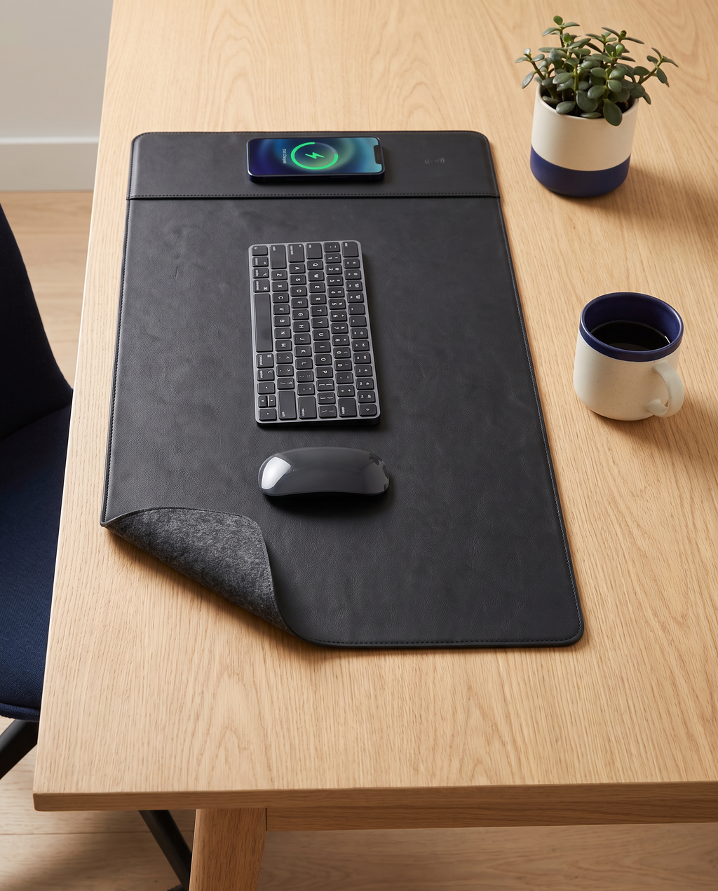 Setup de bureau vu de dessus avec smartphone en charge sur le sous-main