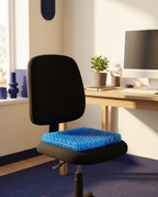Coussin d'assise en gel posé sur une chaise de bureau dans un setup télétravail