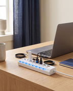 Hub USB 7 ports sur un bureau avec périphériques branchés et câbles rangés
