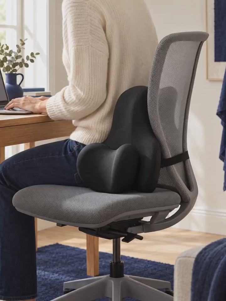 Personne calée contre le coussin lombaire VALORIA en travaillant