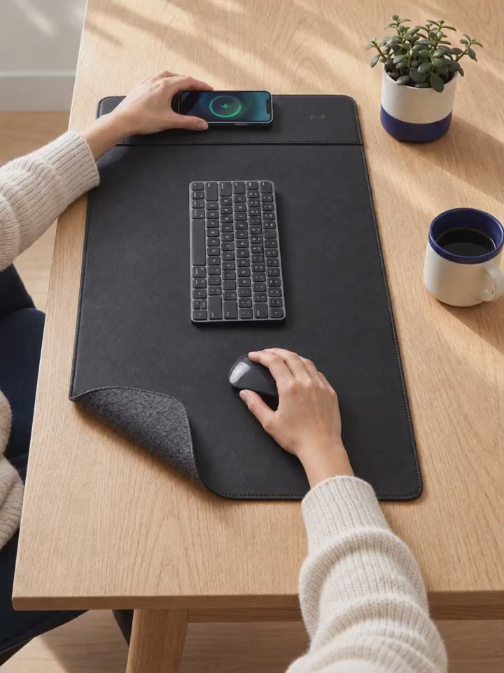 Main qui pose un smartphone sur le sous-main chargeur sans fil VALORIA