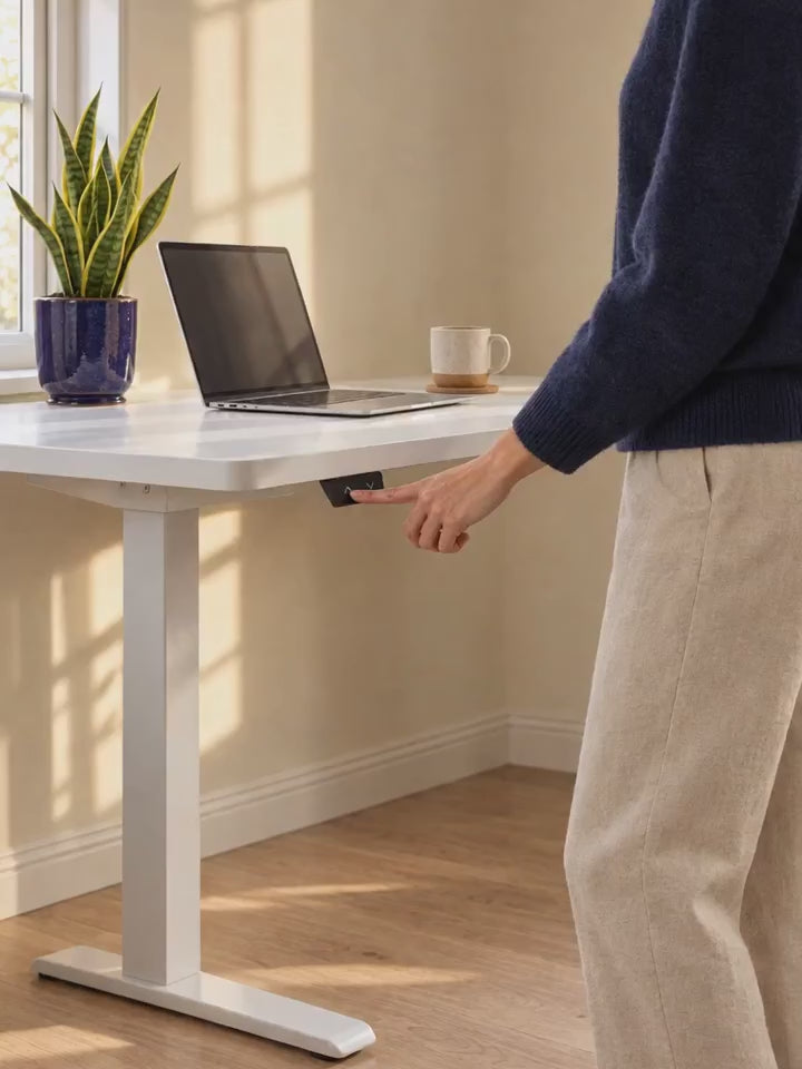 Personne qui fait monter le bureau assis-debout VALORIA