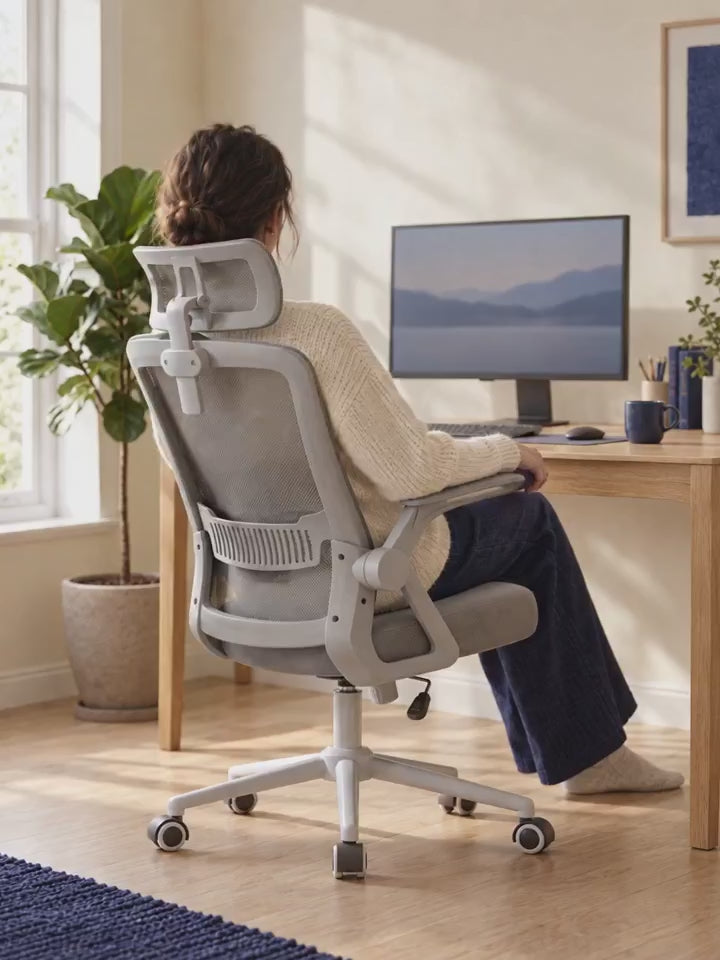 Personne qui s'incline dans la chaise ergonomique en maille VALORIA