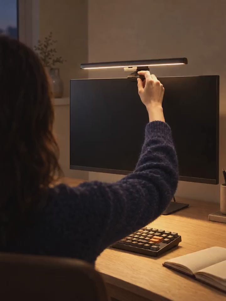 Personne qui allume la barre LED VALORIA au-dessus de son écran le soir