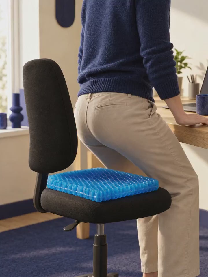 Personne qui s'assoit sur le coussin d'assise en gel VALORIA